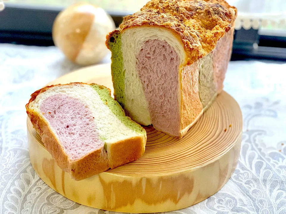 ほうれん草と紫芋のトリコロール食パン🍞|たいしょうさん