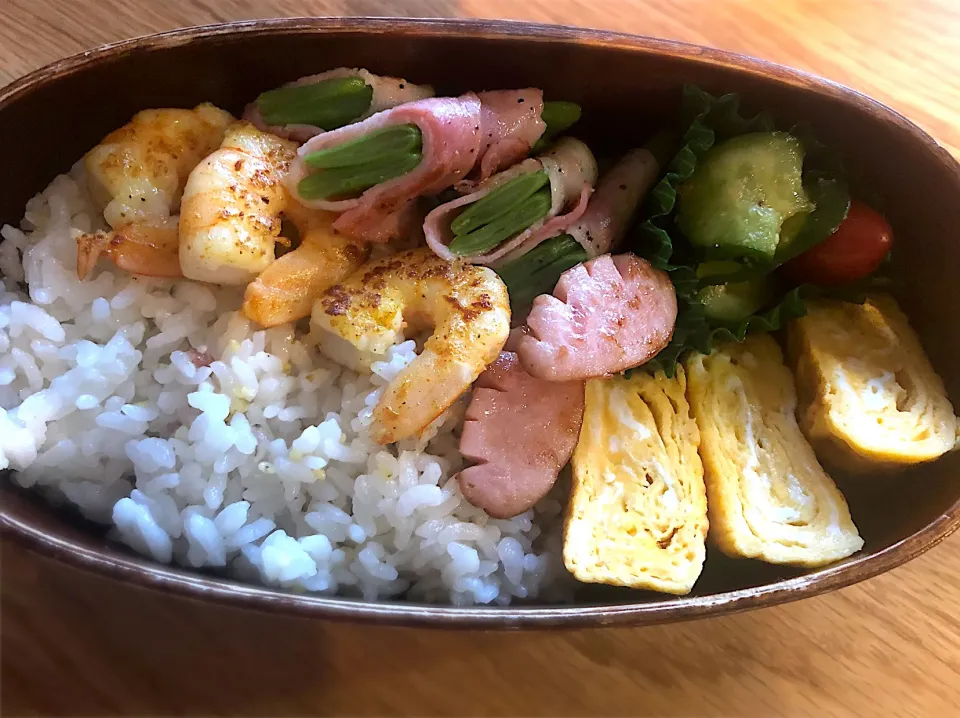 サラ弁　　　　　　　　　　　　　　　　　モロッコいんげん豆のベーコン巻き　海老のカレーソテー　胡瓜の酢物　卵焼き|じゅんさんさん