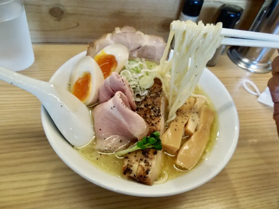 三種のチャーシューと分厚いメンマに黄身がとろとろの煮卵が入ったパイタン鶏塩ラーメン|Takeshi  Nagakiさん