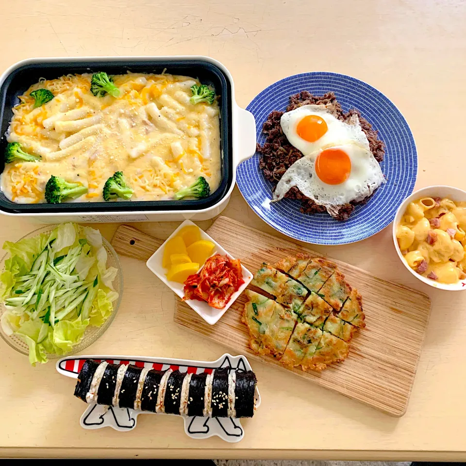 夜ご飯☺︎トッポギカルボナーラ☆サラダ☆キムチ＆たくあん☆プルコギ#ベーコンマック＆チーズ☆キンパ|とまこ(*^o^*)さん