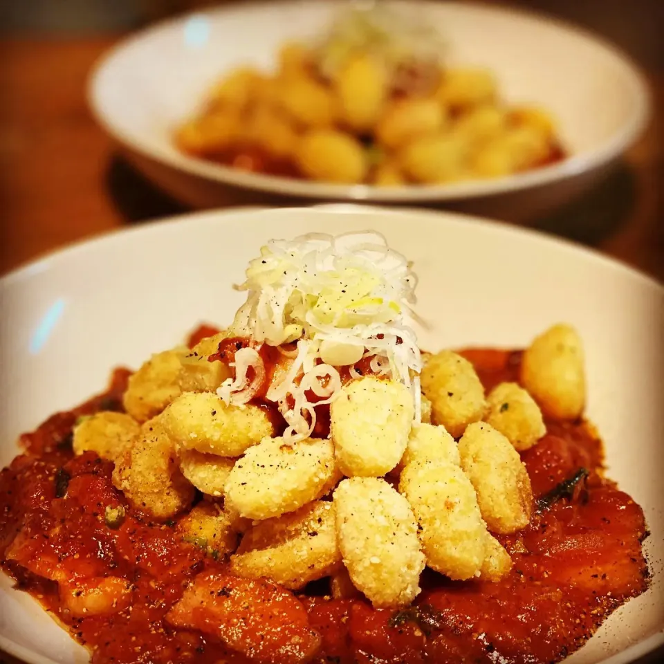 Today’s Menu Fresh Cooked Gnocchi coated one Flour & Parmesan Deep Fried placed on a bed of Smoked Bacon & Rich Tomato Sauce with Chilli Pepper And Fresh Basil |Emanuel Hayashiさん