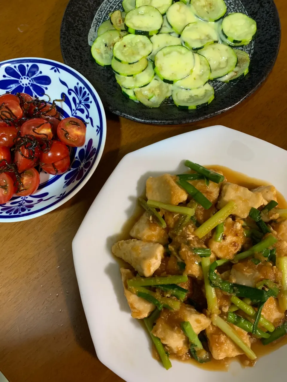 メカジキとニンニクの芽の炒め物、ズッキーニのチーズ焼き、トマトと塩昆布のサラダです。|レモンさん