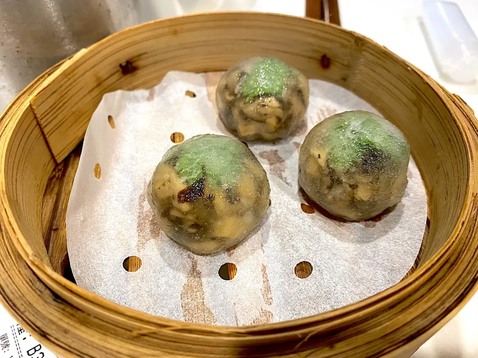 Steamed black truffle mushrooms dumplings|skyblueさん