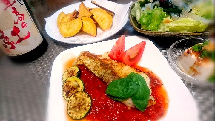 鱈🐟のムニエル
  冷奴
  ワカメ・蒟蒻サラダ
  さつまいも🍠チップ と芋焼酎✴️|びせんさん