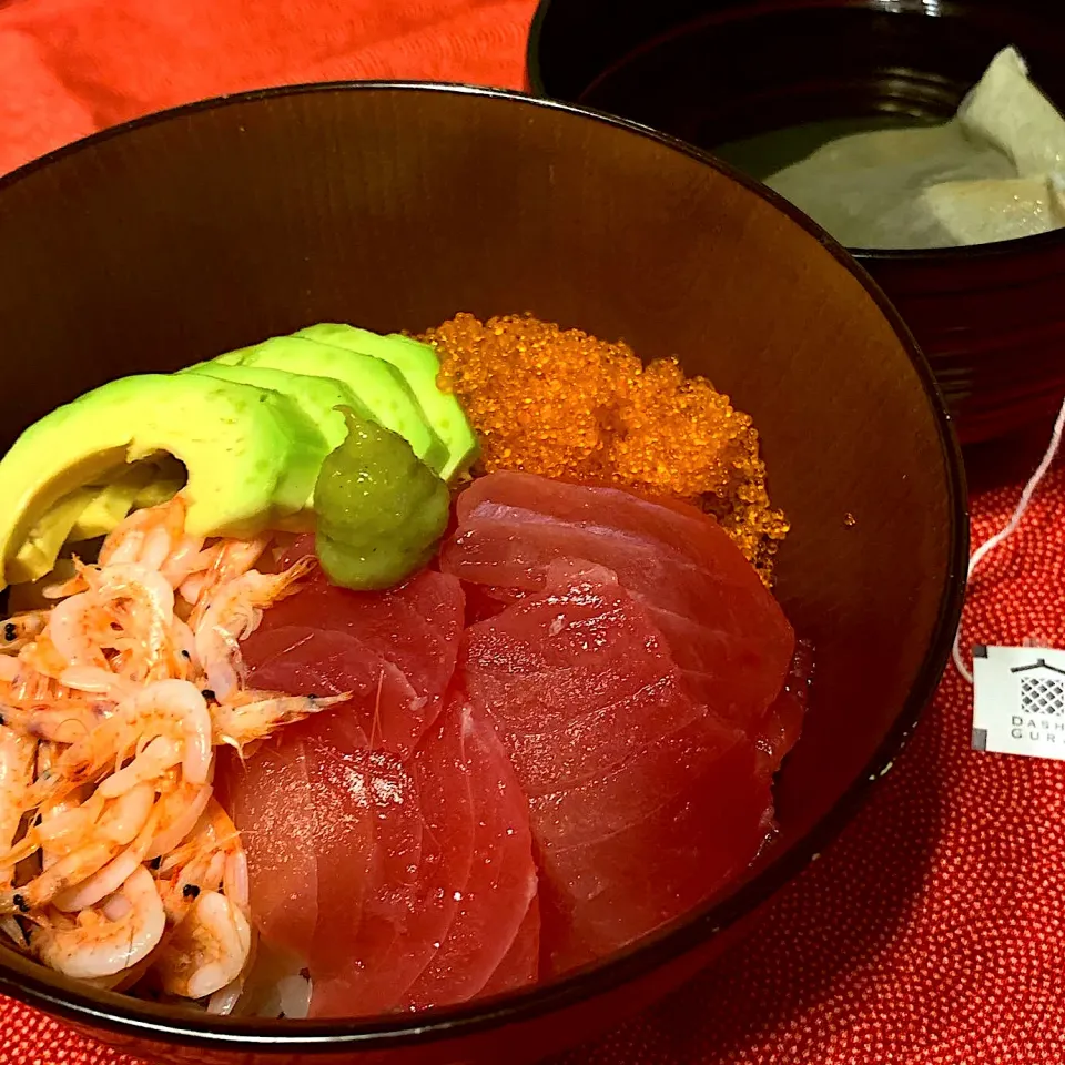 Snapdishの料理写真:アボガド入り海鮮丼🦐|みっこちゃんさん