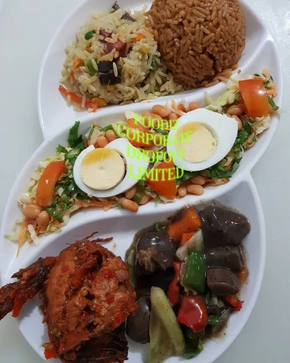 fried/jollof rice / kidney sauce/ salad/ chicken!|foodiz dropoffさん