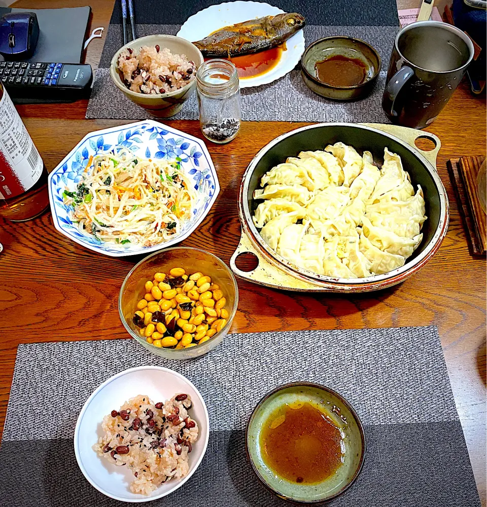 6月19日　晩ごはん　　お赤飯、浜松餃子、モヤシとツナ缶のサラダ、昆布豆、イサキ煮付け|yakinasuさん