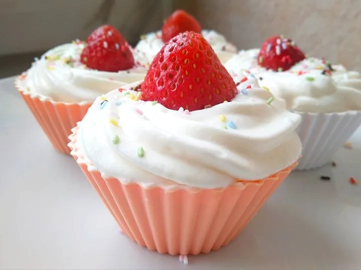 Cupcakes décorés de crème et de fraise|ngquynhnhuさん