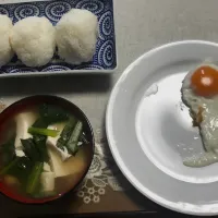 Snapdishの料理写真:小5の娘が作った朝ごはん🍙|KSさん