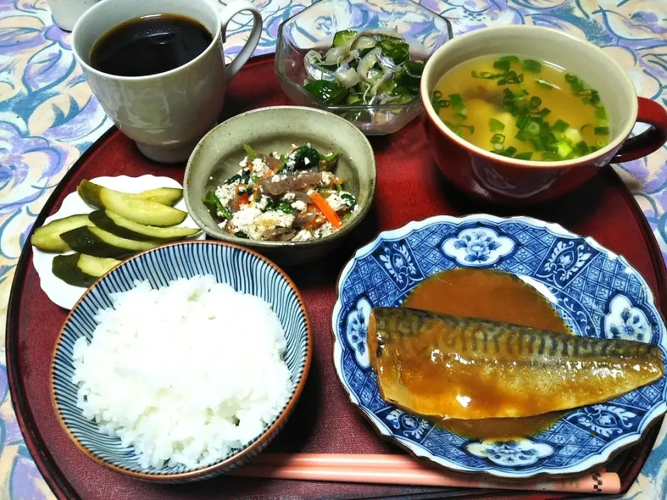 Snapdishの料理写真:よねばーばの朝ごはん
鯖の味噌煮
豆腐の味噌汁
ほうれん草の白和え
きゅうりと鰯のカルパッチョ|yoneばーばさん