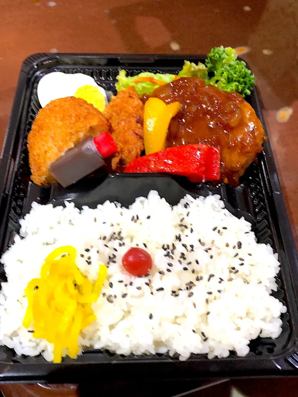 Snapdishの料理写真:#もも弁#目玉商品ハンバーグ弁当#500円|まろももかさん