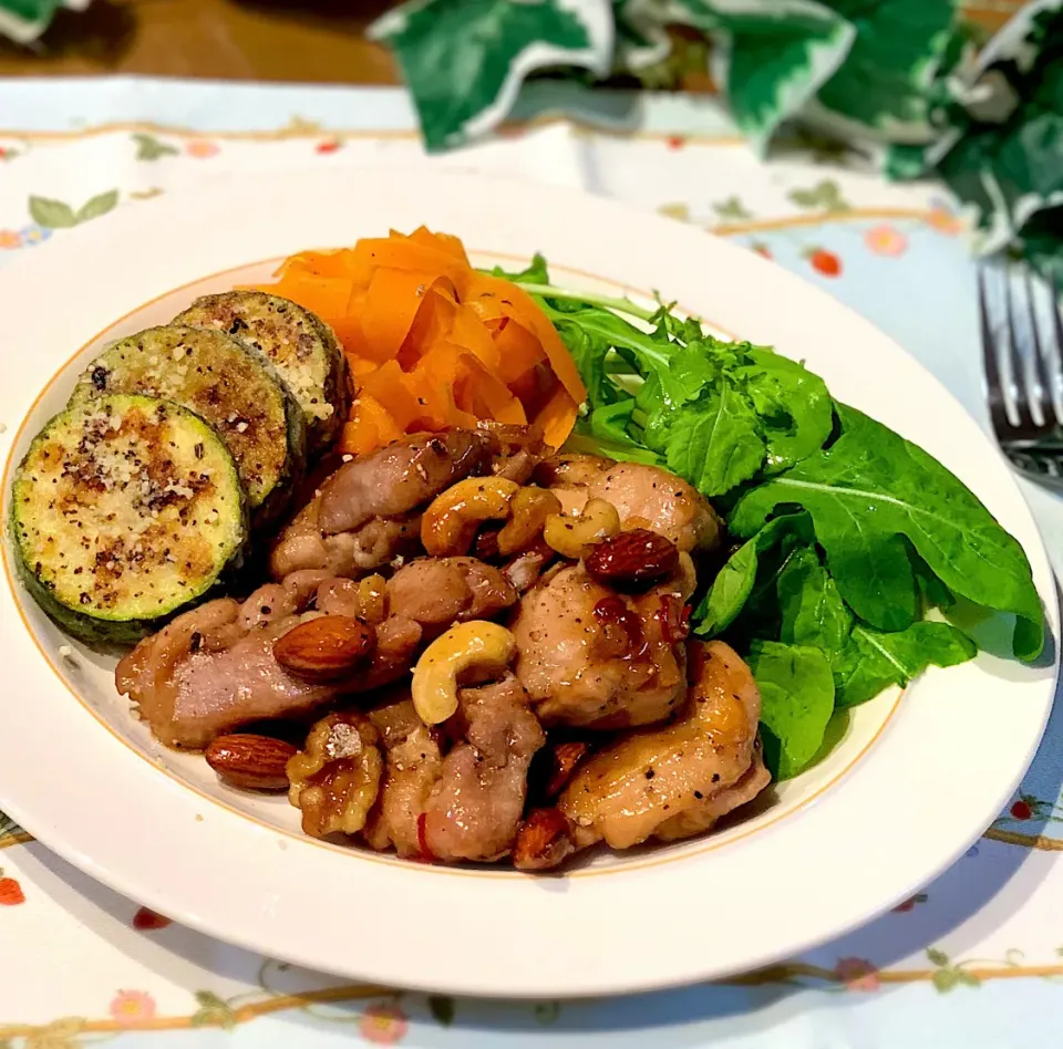 Snapdishの料理写真:リピリピ♪あゆ♡の料理 チキンのエスニック風ハニーナッツ炒め|あゆさん