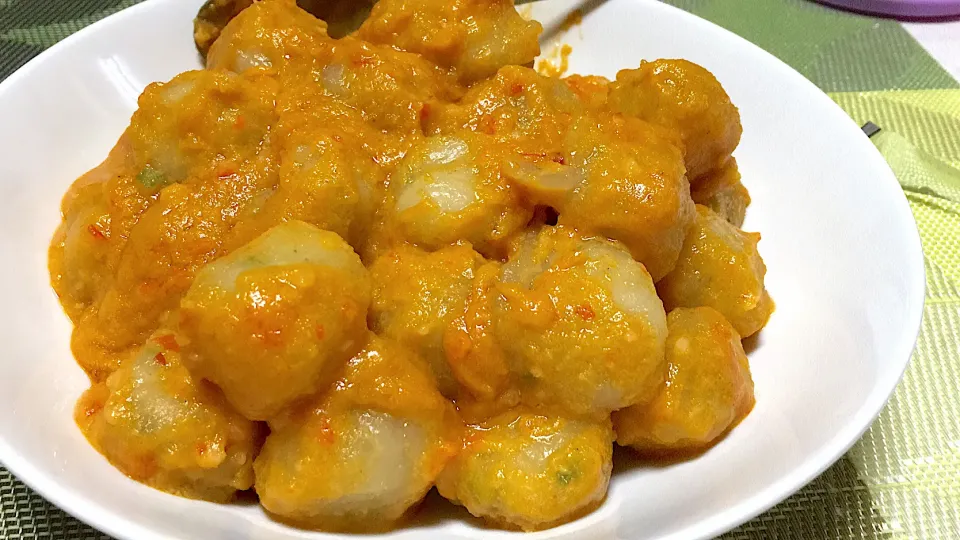 Snapdishの料理写真:Cilok (starch ball with spicy peanuts sauce)|lia apriliaさん