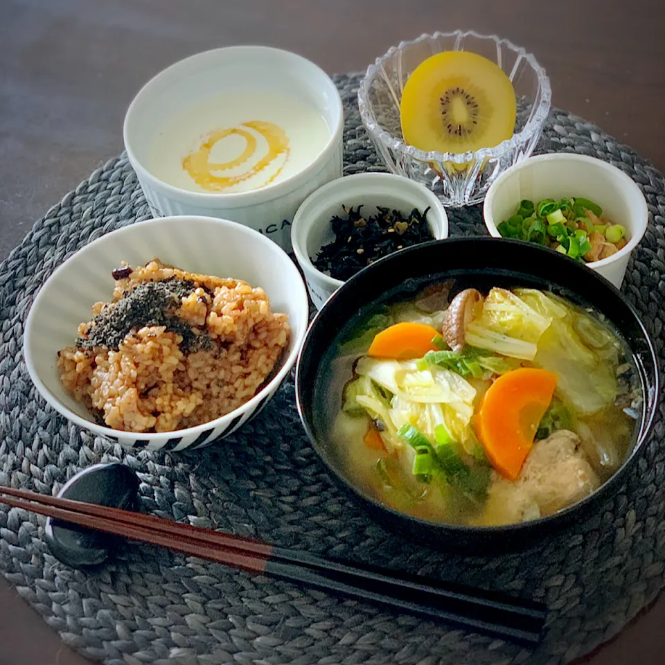 鯖缶のお味噌汁、寝かせ玄米ごはん、納豆、ひじきふりかけ、キウイ、ヨーグルト|恭子さん