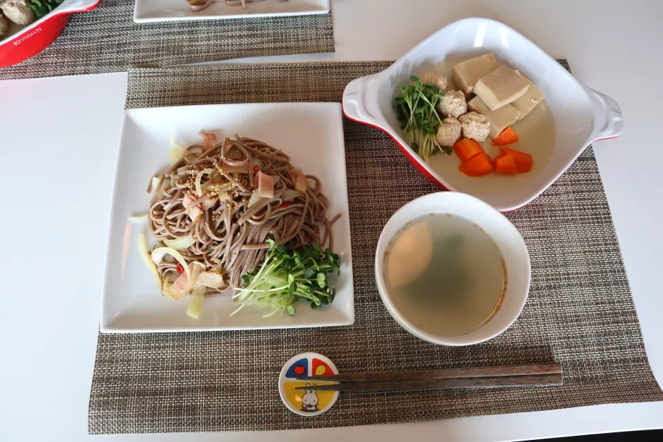 今日の昼食 蕎麦ペペロンチーノ、高野豆腐とつくねの煮物、わかめスープ|pinknari🐰🌈さん