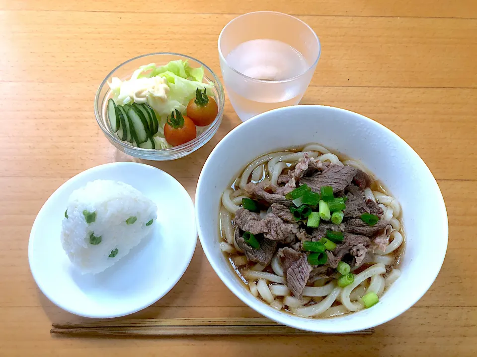 #ピースおにぎり、#冷やし肉うどん、#サラダ|tatsuya_kidさん