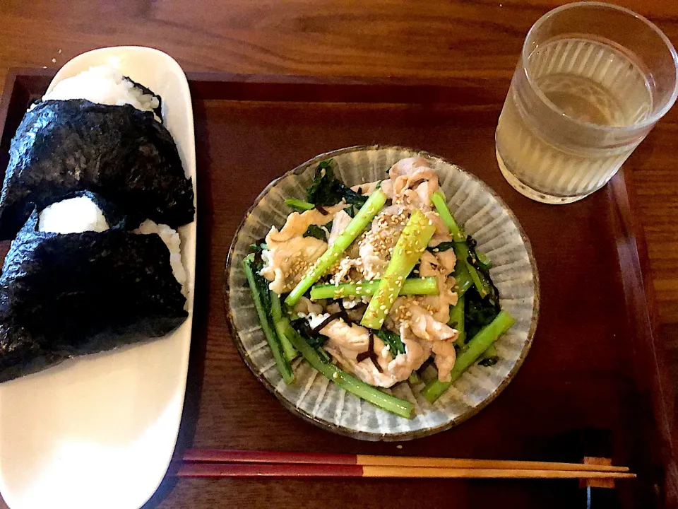 Snapdishの料理写真:ごま油香る、塩昆布豚炒め　明太マヨとツナマヨのおにぎり|めぐさん