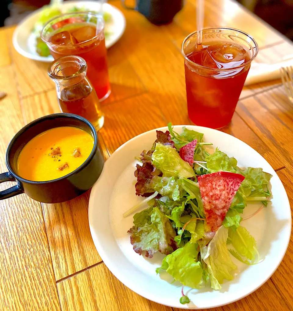 中之島図書館内にあるカフェでランチ🍽💕|ナナさん