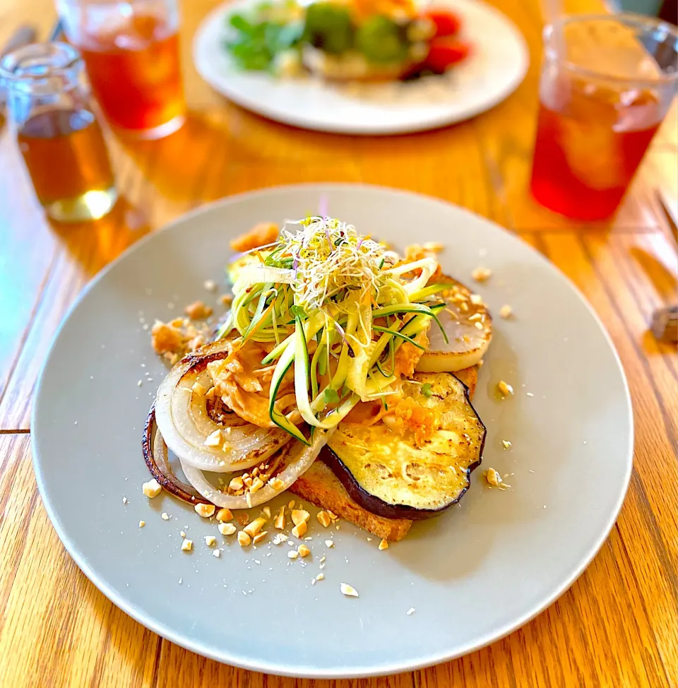 デンマーク🇩🇰料理　季節野菜と蒸し鶏のナッツスモーブロー🍽|ナナさん