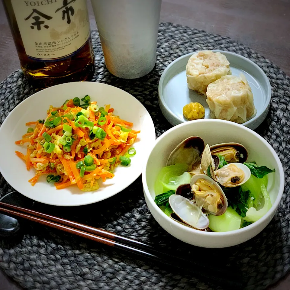 あさりと青梗菜の酒蒸し、にんじんしりしり、肉しゅうまい、ハイボール|恭子さん