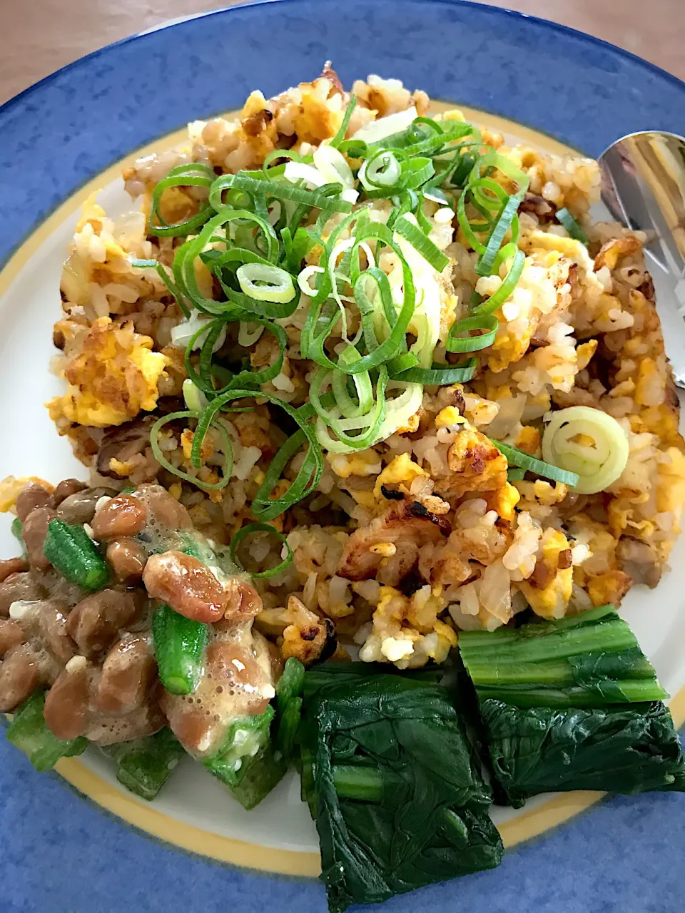 焼豚ガーリック九条葱焼飯 オクラ納豆 法蓮草お浸し添えて|カピバラおやじさん