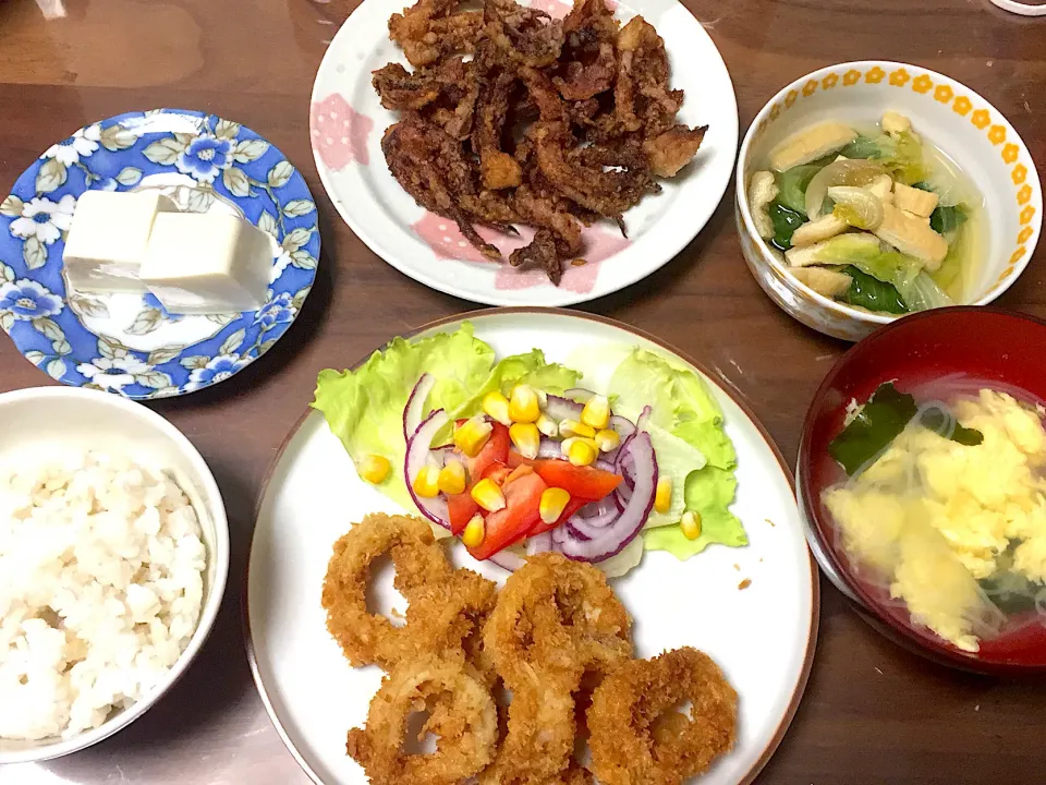 Snapdishの料理写真:イカリングフライ イカゲソ唐揚げ レタスの煮びたし 冷奴 中華春雨スープ|おさむん17さん