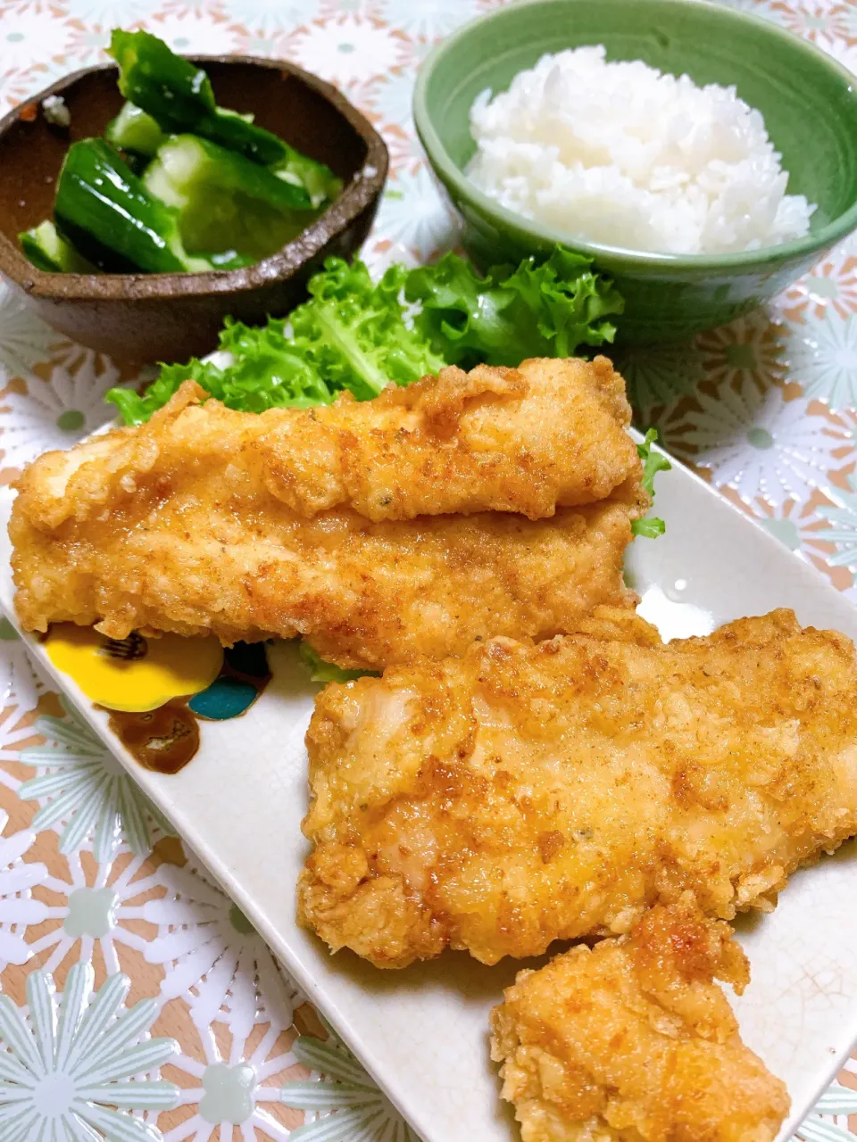 Snapdishの料理写真:昼飯　塩麹唐揚げときゅうりの酢の物|yoさん