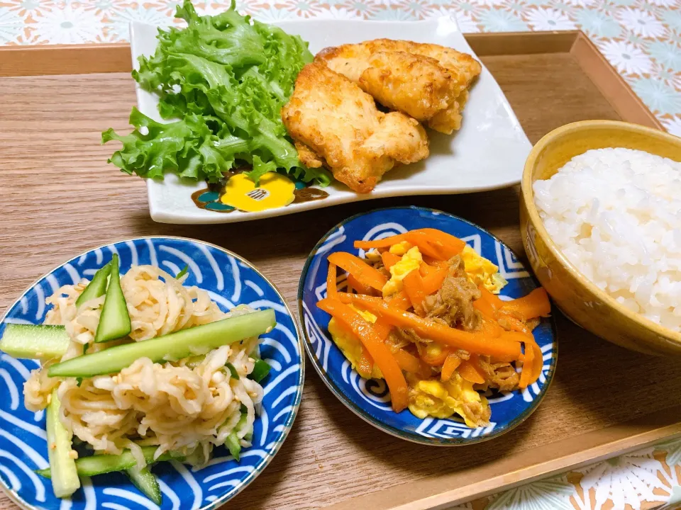 Snapdishの料理写真:晩飯　塩麹唐揚げと切り干し大根の酢の物と人参しりしり|yoさん