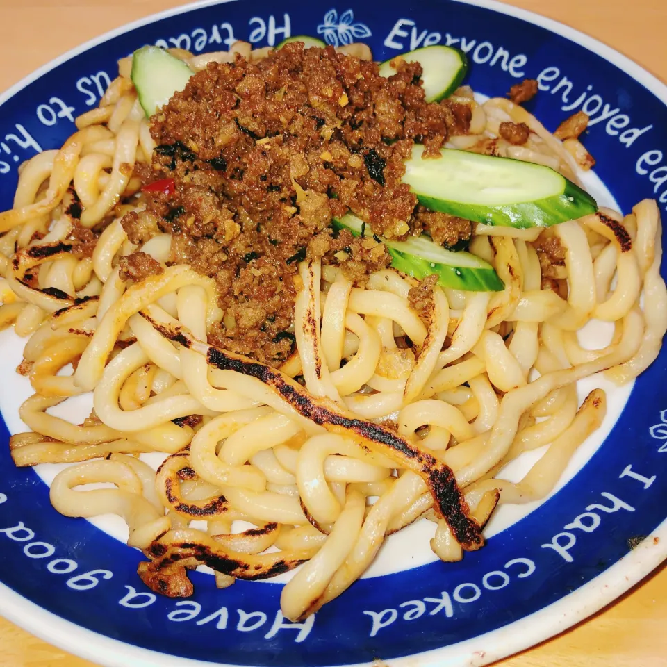 甘口醤油で焼いたうどんにエスニック風合挽き肉かけ|nogurinさん