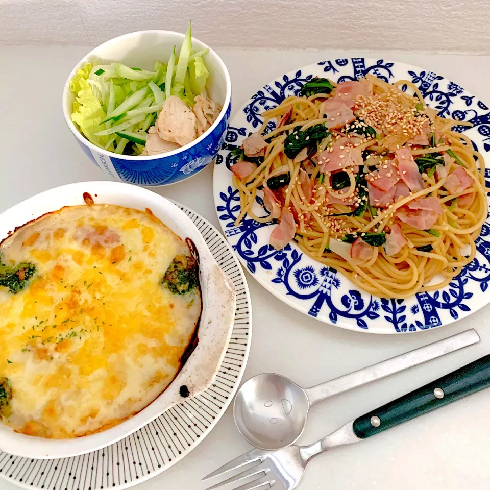 Snapdishの料理写真:夜ご飯☺︎ポテトグラタン☆ベーコンとほうれん草のパスタ☆サラダ|とまこ(*^o^*)さん