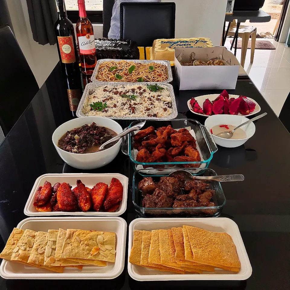 Father's Day celebration
with the family. ❤
Menu:
- chicken biryani
- Spanish sardines pasta
- chicken fingers
- chicken adobo
- spicy chicken neck
- tinumis
- crackers
- sliced dragon fruits|shehphさん