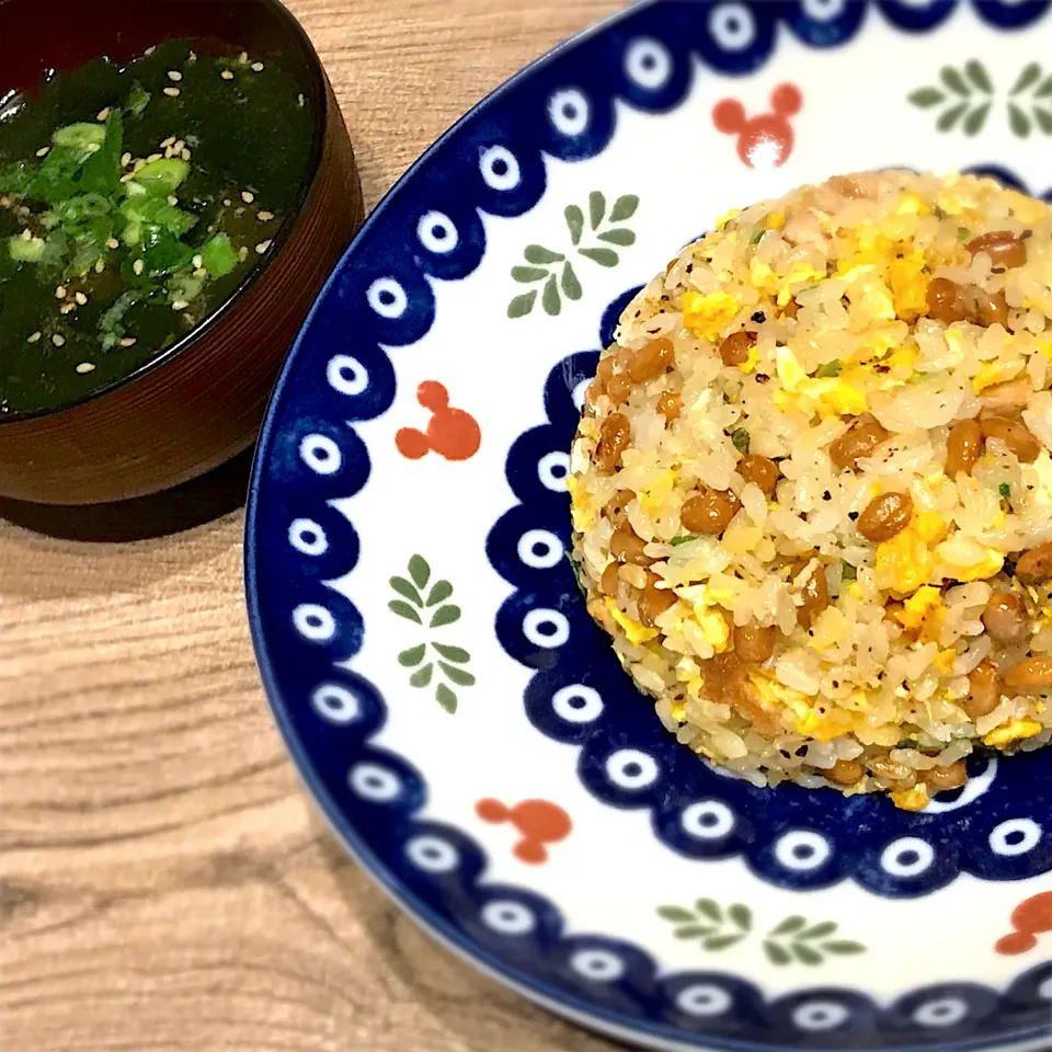 Snapdishの料理写真:納豆炒飯とわかめスープ|ゆきっちん(・8・)さん