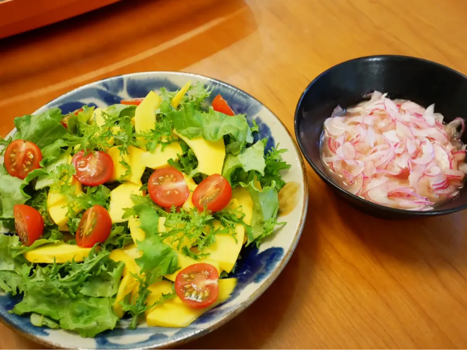 Snapdishの料理写真:20/06/20 夕飯♪ コリンキーのサラダ　紫玉葱のマリネ|ikukoさん