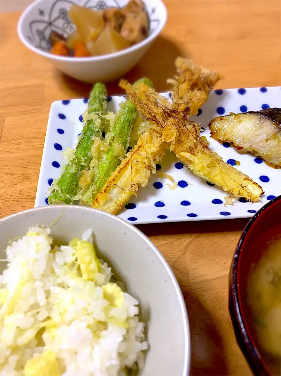 Snapdishの料理写真:ヤングコーンの炊き込みご飯と天ぷら|ツナコさん