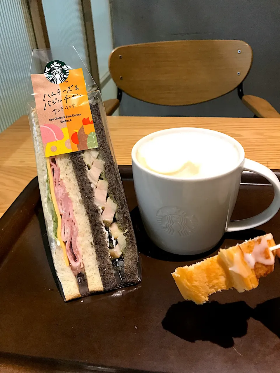 スタバ　ハムチーズ&バジルチキンサンドイッチ、スターバックス ラテ、試食のお菓子|sayaさん