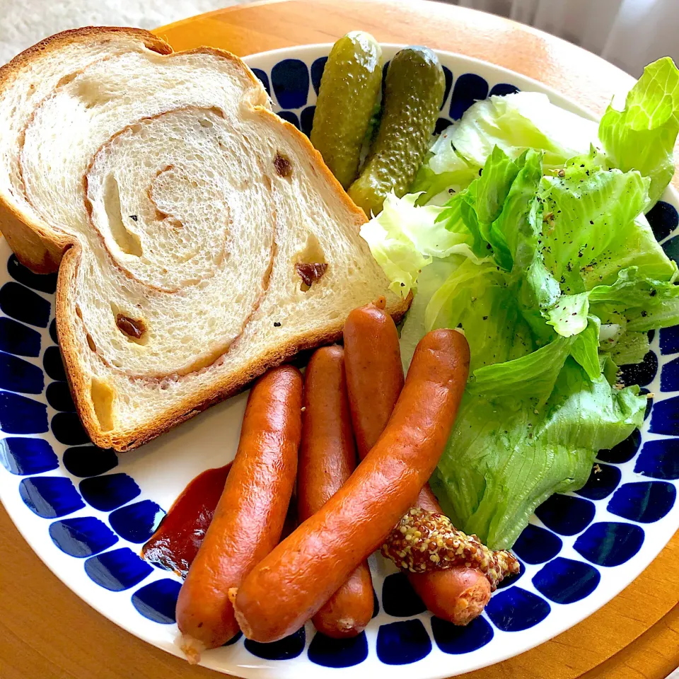 横浜ウチキパンのシナモンレーズンパンで朝食🍞|Shiba2014さん