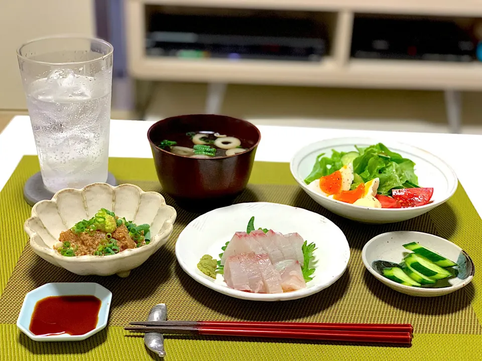 ばんごはん。御魚三昧。鯛茶漬けとイサキのお刺身、なめこのお吸い物、サラダ、お漬物。|yukiさん