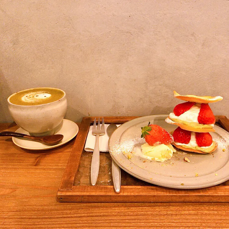 いちごとピスタチオのホワイトチョコ　　ガナッシュクリームとほうじ茶ラテ☕︎|ちゃみこさん