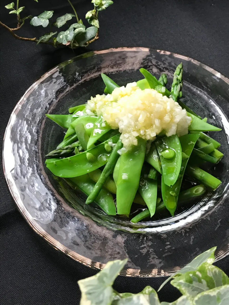 🥗グリーンサラダ🥗アスパラ、スナップエンドウ、モロッコインゲン、サヤインゲンを新玉ねぎドレッシングで🥗|Hollyさん