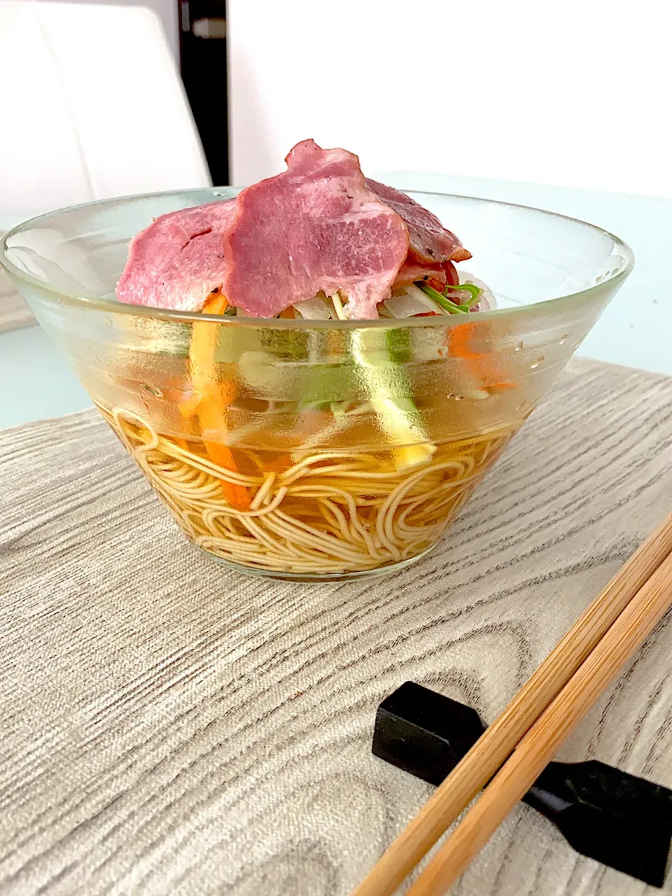 冷しラーメン　香味野菜と塩レモンの牛タンスモークのせ|okazuさん