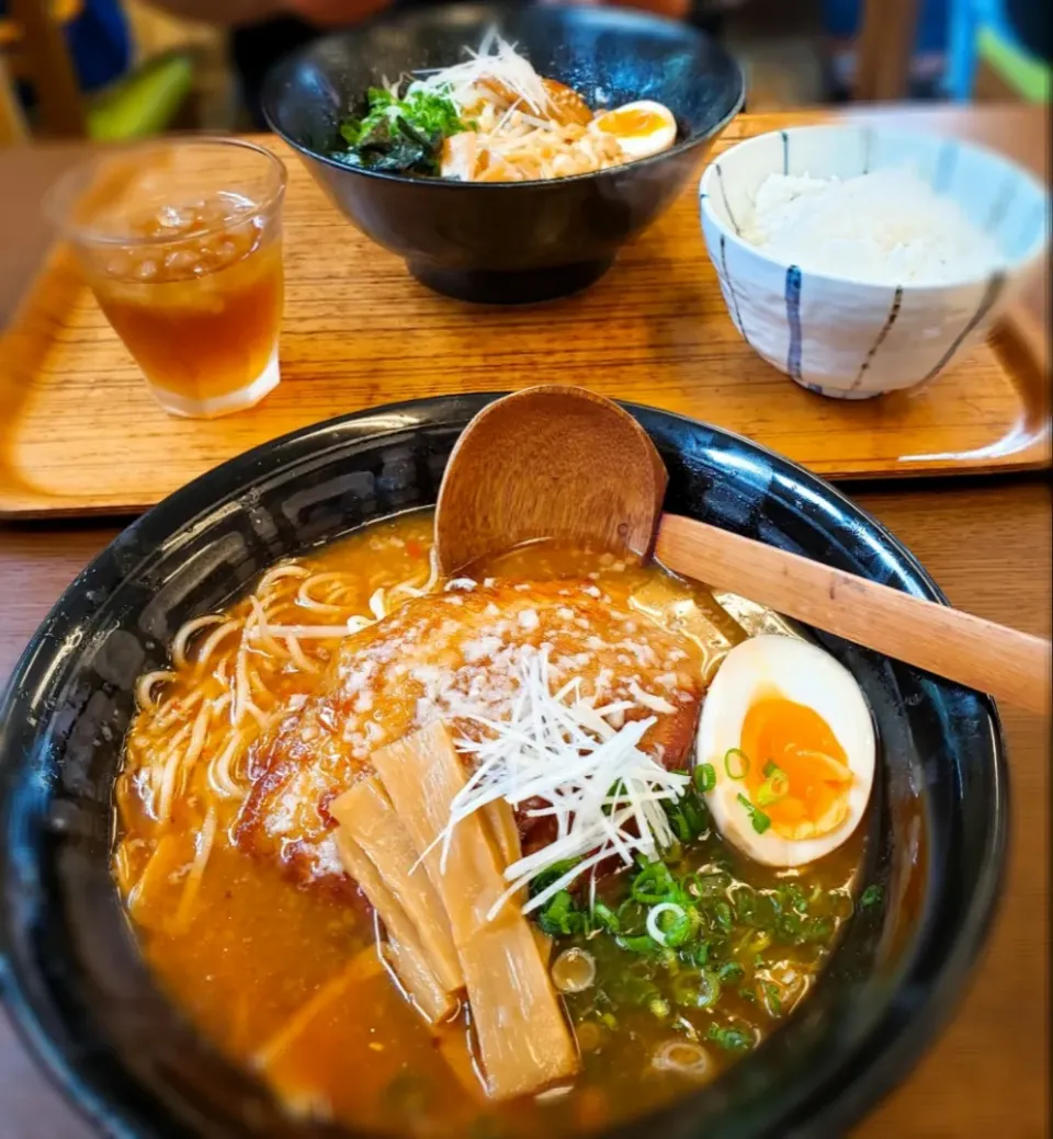 Snapdishの料理写真:日曜日のそとごはん🍜

旨こくラーメン
相方さんは油そば|yukaringoさん