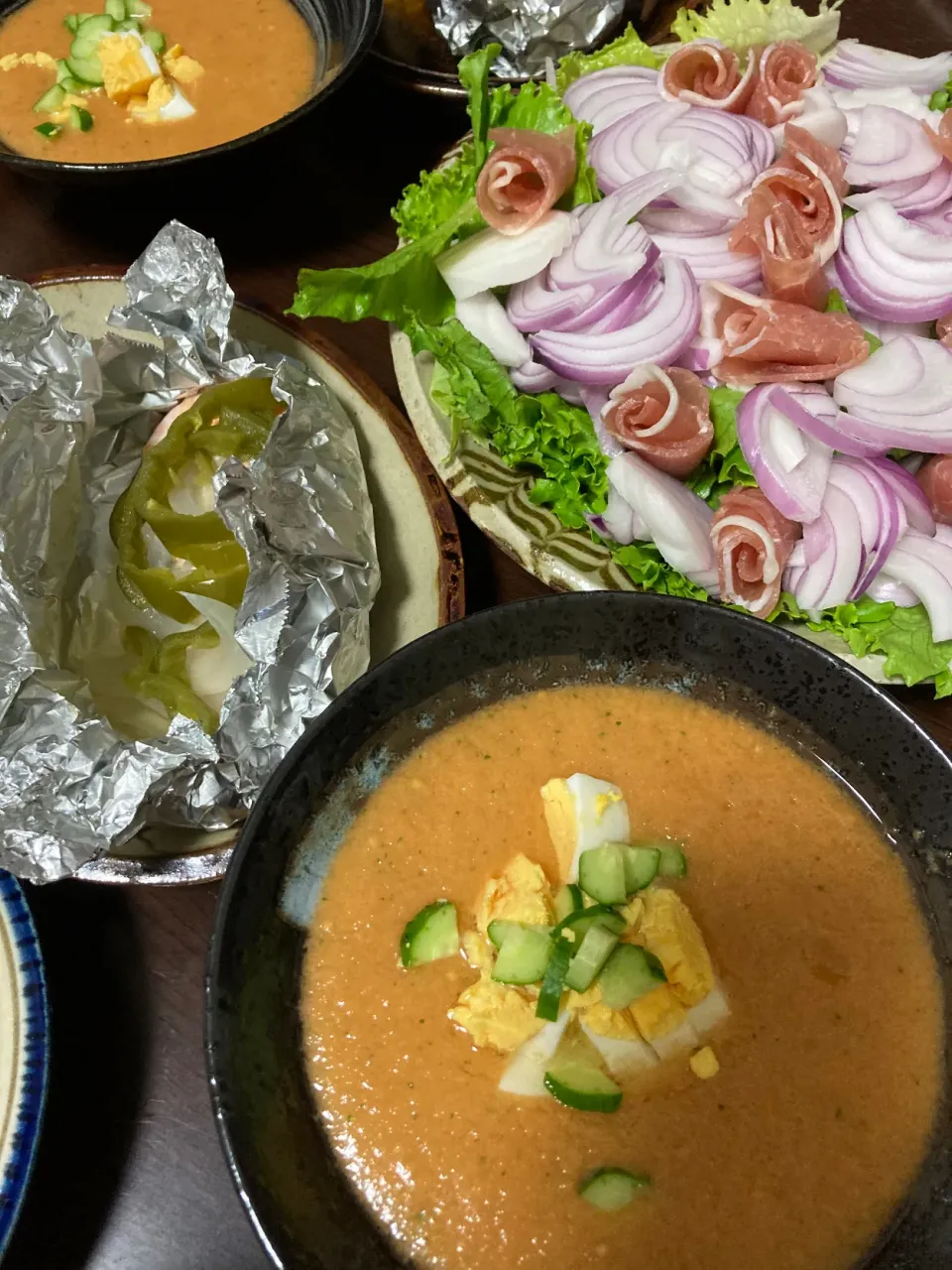 6月21日晩ご飯。鮭のホイル焼き、生ハムサラダ、ガスパチョ、スイカ🍉|あやさん