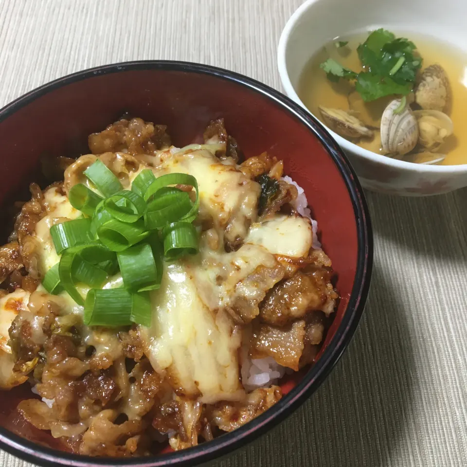 Snapdishの料理写真:豚キムチーズ丼とアサリのすまし汁|りえ食堂さん