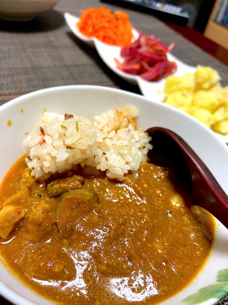 Snapdishの料理写真:スパイシーカレー|Naoko Miyataさん