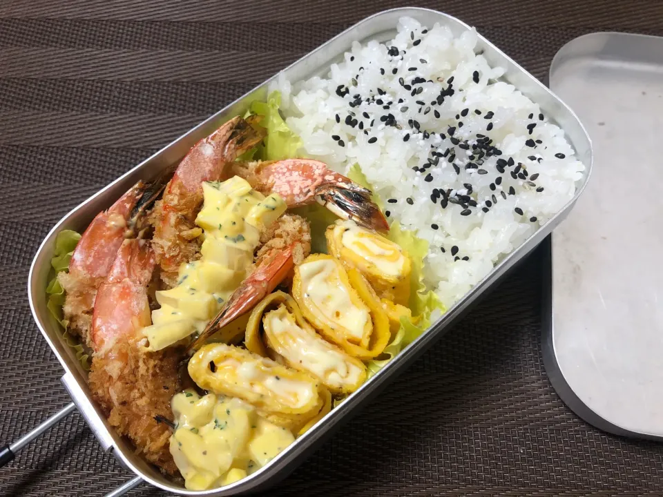 Snapdishの料理写真:揚げてない海老フライ弁当！|ワタルキャンプさん