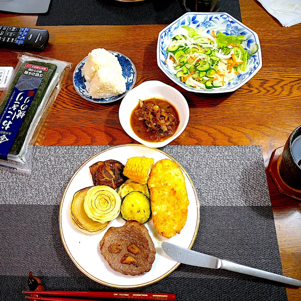 ステーキ、ズッキーニ、玉ねぎ、椎茸、ポテト、コーン、明太子のおにぎり|yakinasuさん