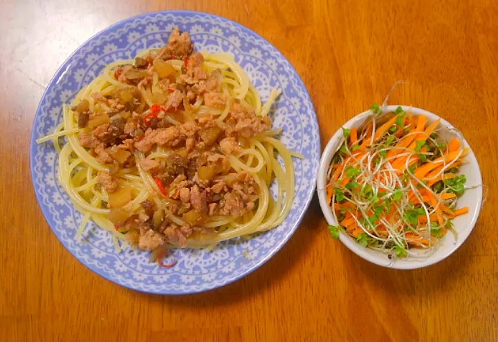 Snapdishの料理写真:岩手県産みちのく清流味わいどりの和風ペペロンチーノ　サラダ|いもこ。さん