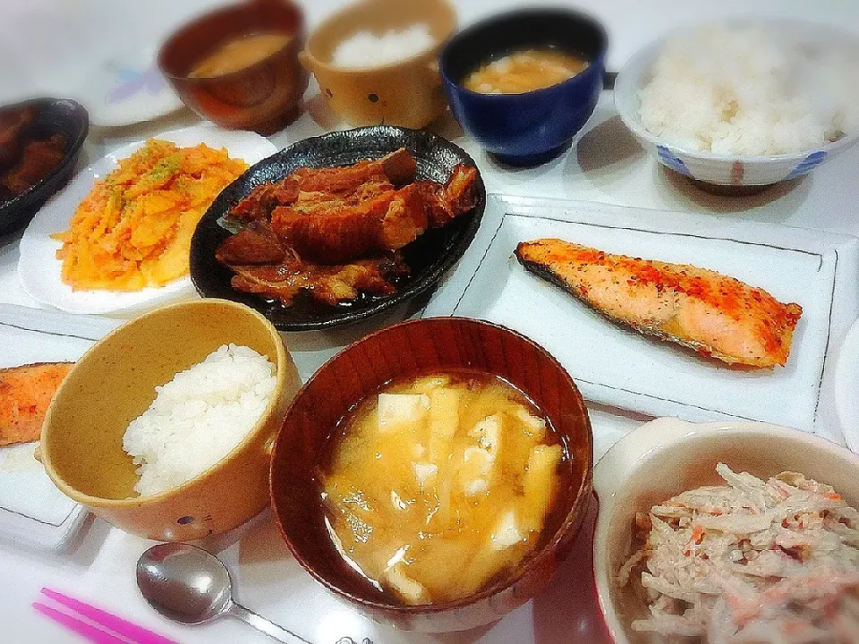 夕食(^ー^)
圧力鍋のスペアリブ煮
サーモンバジルソース焼き
たらことじゃがいものバター醤油炒め
ごぼうと人参のマヨサラダ
お味噌汁(大根、油揚げ、豆腐)|プリン☆さん