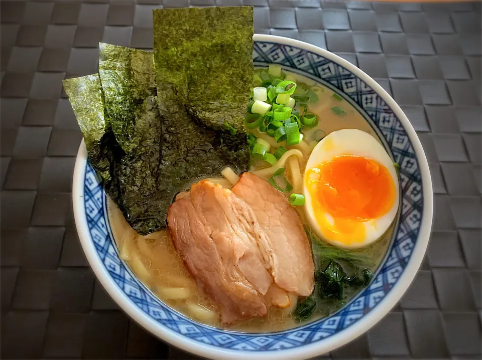 Snapdishの料理写真:豚骨醤油ラーメン🍜|あやこさん