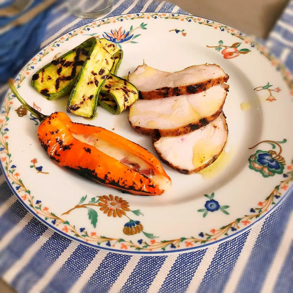 Dry brined chicken slow cooked with stuffed peppers and grilled zucchini|Ery_05さん